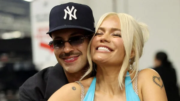 Feid genera críticas por su cabello al ser visto disfrutando con Karol G en el mar