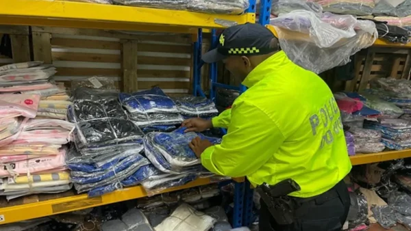 Incautaron más de 10.000 prendas de contrabando de ropa en Medellín
