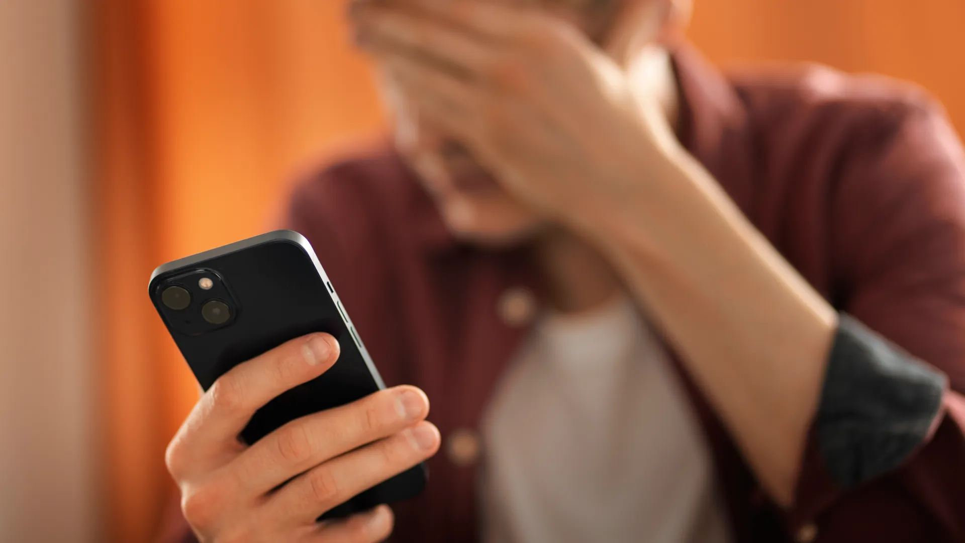 Hombre estresado mientras observa el celular Hombre estresado mientras observa el celular