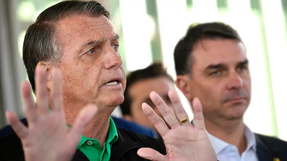 Allanan la casa del expresidente de Brasil, Jair Bolsonaro, y ordenan ponerle un grillete en el tobillo