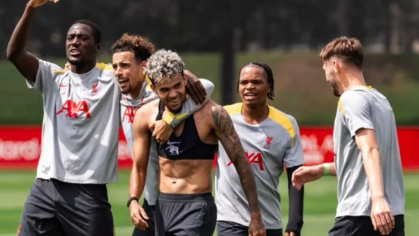 Luis Díaz volvió a dar de qué hablar en Liverpool con increíble apoyo de sus compañeros