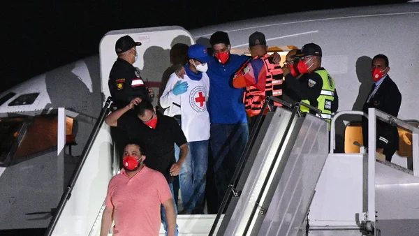 En imágenes | Así fue la llegada de migrantes liberados de megacárcel en El Salvador a Venezuela En imágenes | Así fue la llegada de migrantes liberados de megacárcel en El Salvador a Venezuela