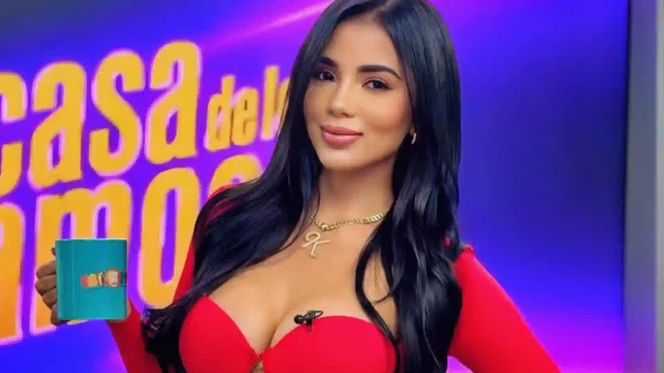 Karina García bailando en Cartagena con raperos