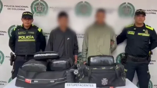 Sorprenden a hombres escondiendo gran cantidad de marihuana en un taxi en Bogotá Sorprenden a hombres escondiendo gran cantidad de marihuana en un taxi en Bogotá
