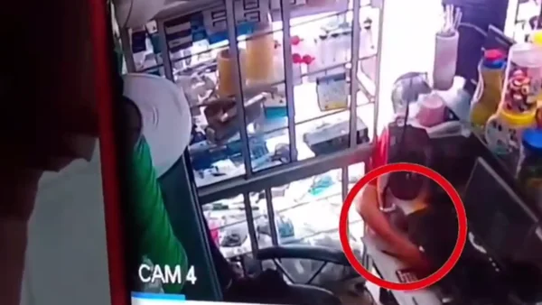 VIDEO | Tres personas protagonizaron millonario robo que duró pocos segundos en Bogotá VIDEO | Tres personas protagonizaron millonario robo que duró pocos segundos en Bogotá