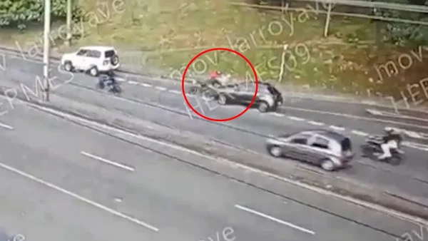 VIDEO | Loco al volante provocó dos choques, hirió a tres personas y terminó huyendo en Medellín