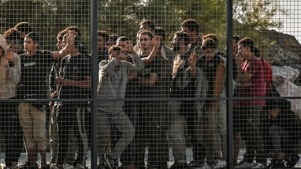 "Tuvimos que comer como animales": migrantes denuncian trato inhumano en centros de detención de EE. UU.