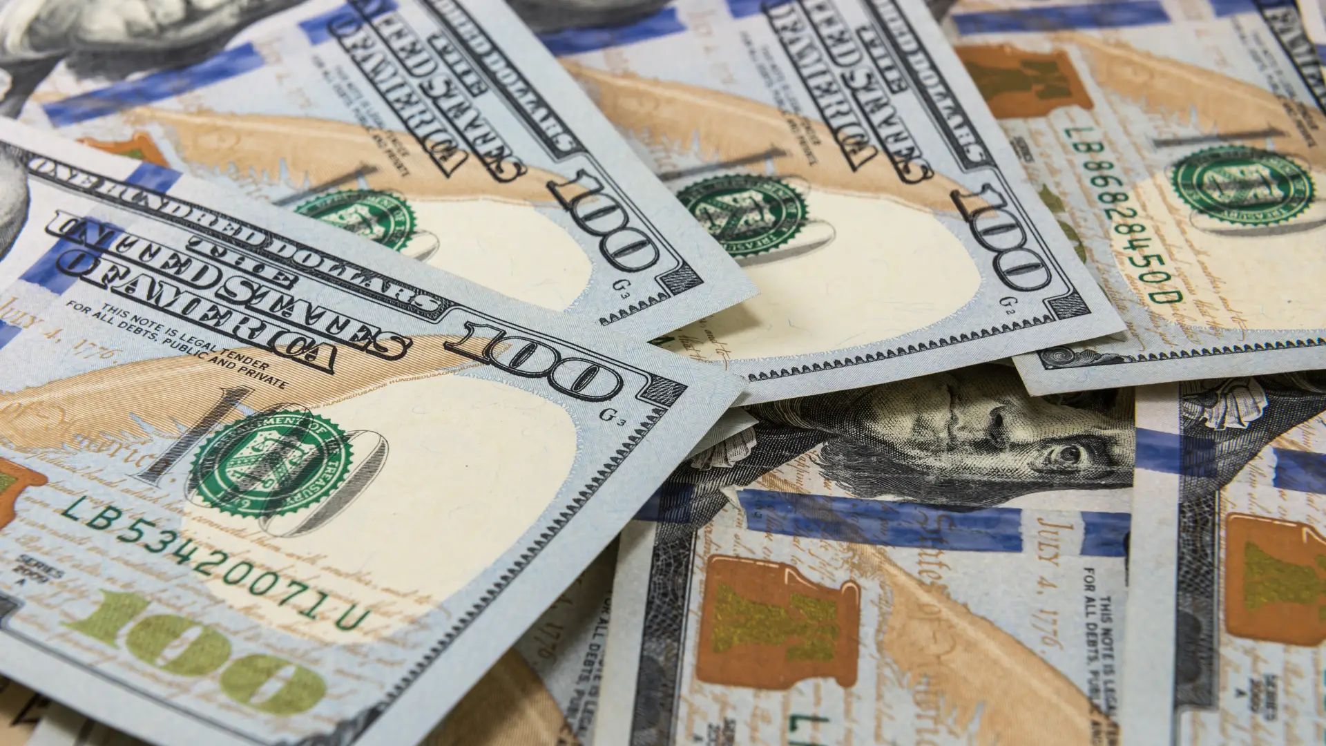 Azafata habría ingresado dólares de manera irregular.