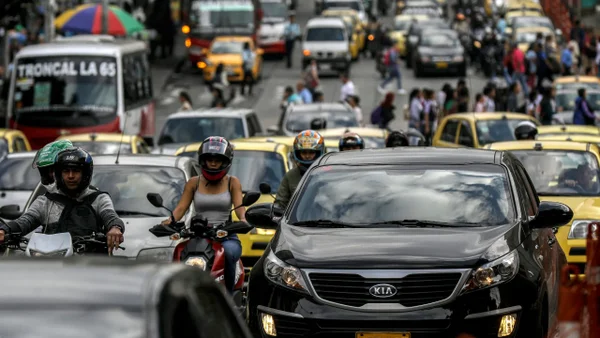 Ciudad en Colombia dará alivio a conductores y borrará multas de hasta 10 millones de pesos, ¿Quiénes aplican?