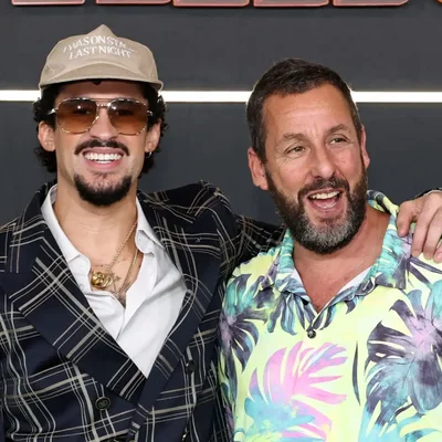 Bad Bunny sorprende junto a Adam Sandler en el estreno de ‘Happy