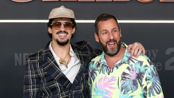 Bad Bunny sorprende junto a Adam Sandler en el estreno de ‘Happy Gilmore 2’ Bad Bunny sorprende junto a Adam Sandler en el estreno de ‘Happy Gilmore 2’