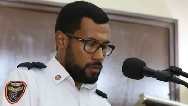 Bombero fue despedido por insólita razón: lo discriminaron tras dejarse crecer la barba Bombero fue despedido por insólita razón: lo discriminaron tras dejarse crecer la barba