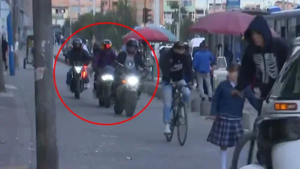 VIDEO | Motos están invadiendo andenes y poniendo en peligro a peatones en Bogotá VIDEO | Motos están invadiendo andenes y poniendo en peligro a peatones en Bogotá