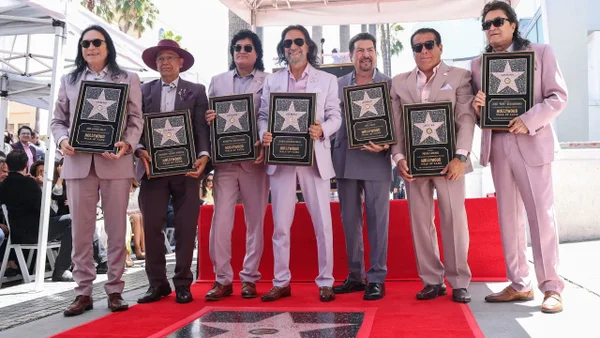 Los Bukis dedican su estrella en el paseo de la fama en Hollywood a los inmigrantes