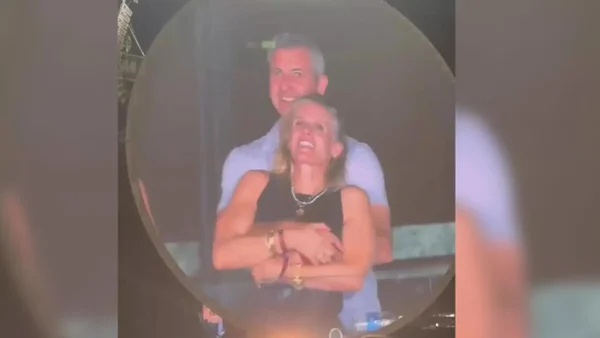 Kristin Cabot, quien protagonizó viral video del concierto de Coldplay, tomó importante decisión