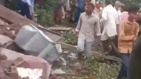 Se cayó el techo de colegio en India