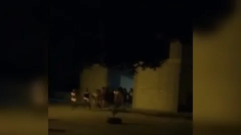 Niños en medio de violento ataque.