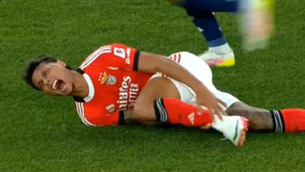 Lo que nadie imaginaba: Richard Ríos recibió terrible patada y Otamendi lo defendió