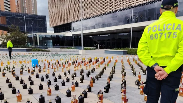 Incautan 1.750 unidades de licor adulterado en Bogotá Incautan 1.750 unidades de licor adulterado en Bogotá