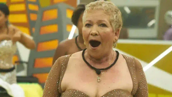 'La Abuela' se besó con cantante de música popular en la tarima y encendió las redes: video