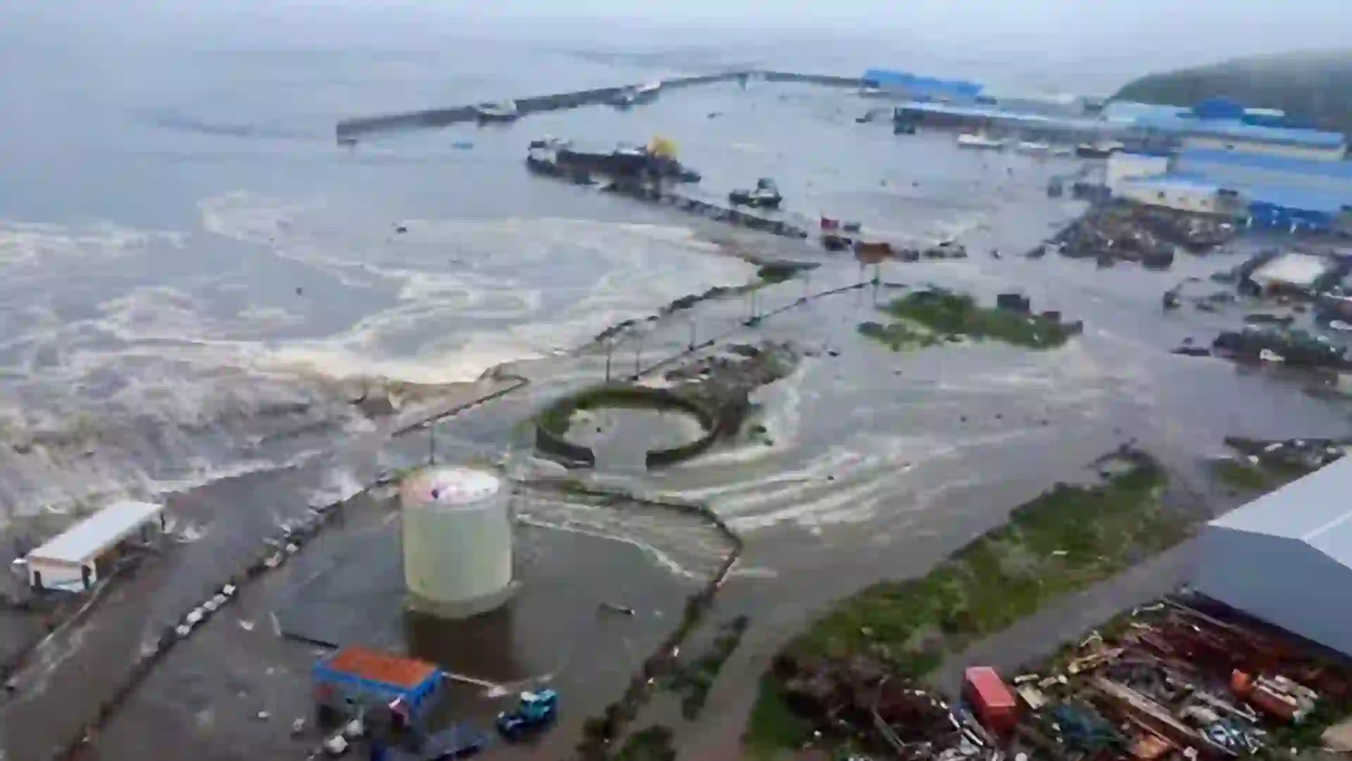 video-drone-tsunami-rusia Impactantes imágenes de dron mostraron la furia del Tsunami en ciudad en Rusia: video.