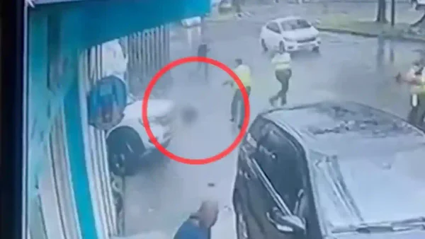 En video | Falsos policías protagonizaron aterrador ataque sicarial con fusil a plena luz del día en Villaviencio En video | Falsos policías protagonizaron aterrador ataque sicarial con fusil a plena luz del día en Villaviencio