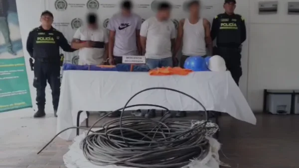 Descubren a cuatro extranjeros con uniformes y logos de telefonía robando fibra óptica en Bogotá Descubren a cuatro extranjeros con uniformes y logos de telefonía robando fibra óptica en Bogotá