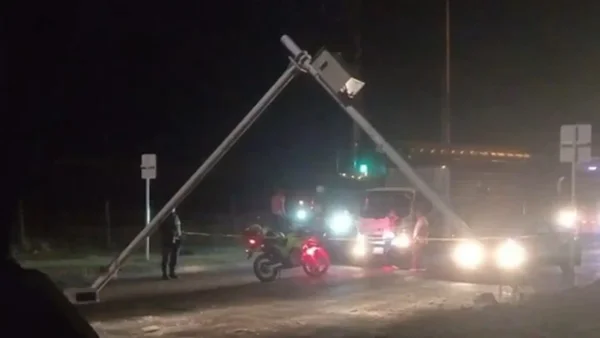 Delincuentes en moto utilizaron explosivos para estallar dos cámaras fotomulta en Cali