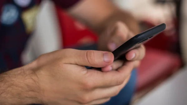 Insólito: a un cantante de música urbana le terminaron la relación en un live de TikTok