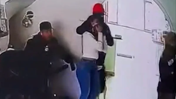 Robo en video: falsos domiciliarios, amarraron a dos mujeres y huyeron tras violento asalto en Bogotá