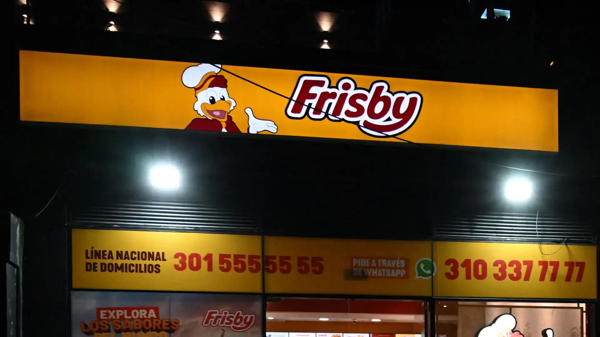 frisby-celebra-su-cumpleaños-numero-48-con-fiesta-de-botargas Foto: AFP
