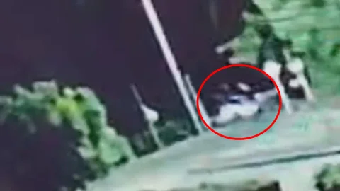 Mujer arrolló a pareja y huyó