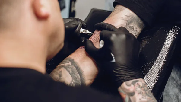 Famoso cantante de reggaetón se habría tatuado la cara de su pareja: ¿desató críticas?