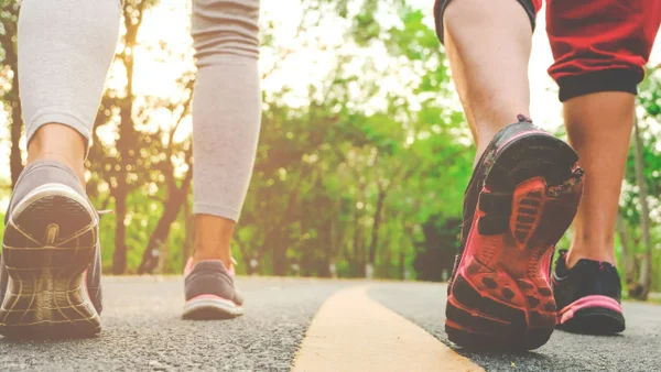 ¿Qué es la caminata japonesa y por qué es la nueva práctica de moda para el bienestar físico?