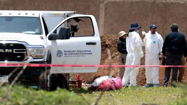 Atroz hallazgo en Guanajuato, México: 32 cadáveres envueltos en bolsas en una casa vieja