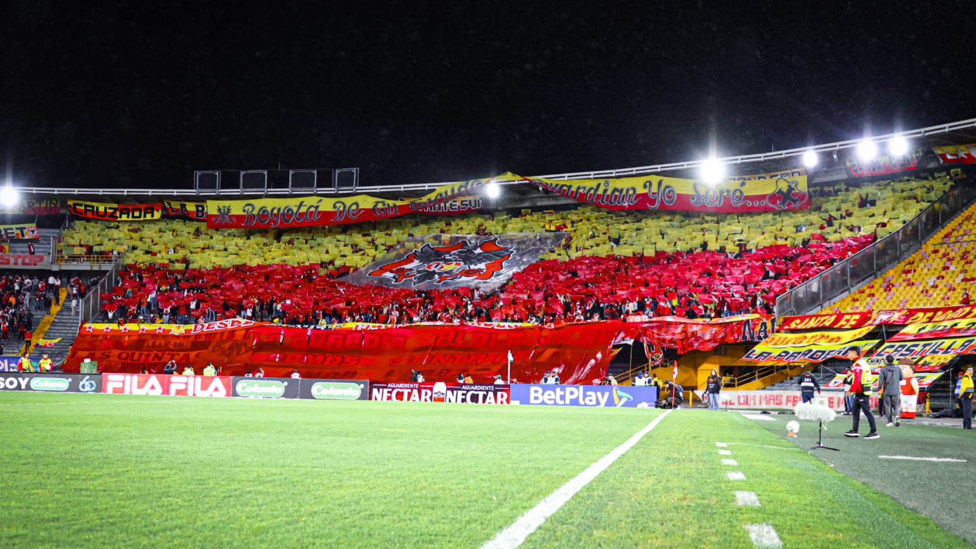 Independiente Santa Fe rinde un homenaje Bogotá con camiseta.