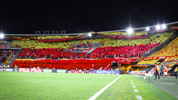 Independiente Santa Fe lanzó camiseta en homenaje a Bogotá: solo venderán 1.538 unidades