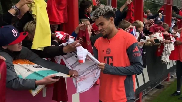 Luis Díaz es aplaudido en Alemania por lindo gesto con hinchas del Bayern
