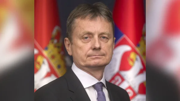 Ministro serbio estaba en un programa de televisión en vivo y sufrió un derrame cerebral Ministro serbio estaba en un programa de televisión en vivo y sufrió un derrame cerebral