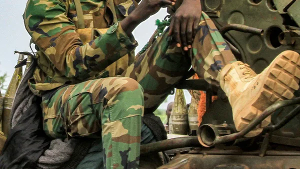 Avión con mercenarios colombianos habría sido destruido en el aeropuerto de Darfur, Sudán