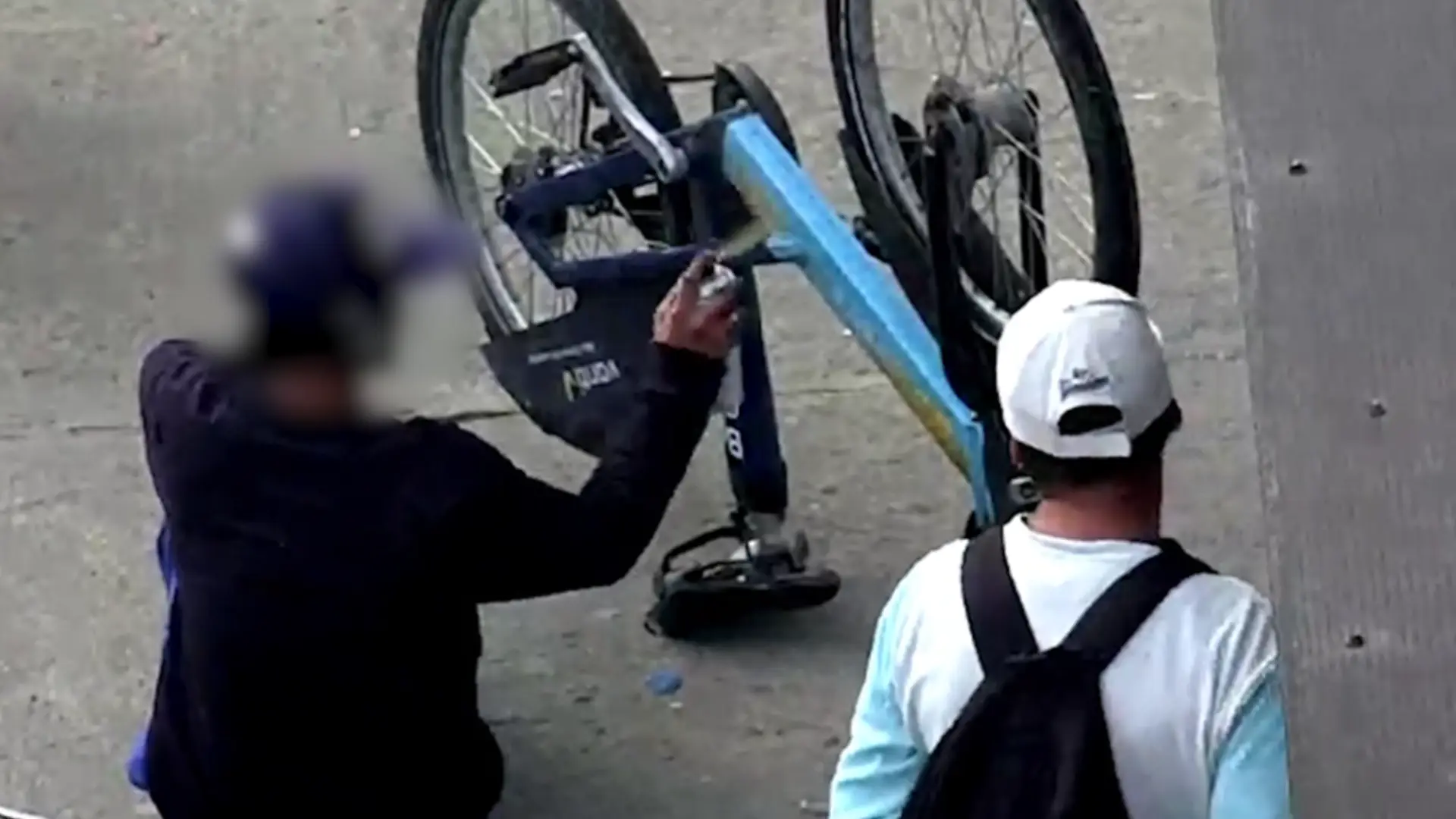 Ladrón pintando bicicleta robada en Bogotá.