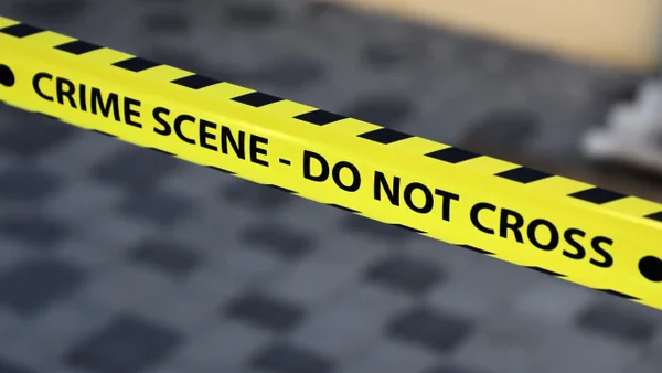 Macabra escena: migrante chino apareció colgado del cuello en un baño bajo custodia de ICE Macabra escena: migrante chino apareció colgado del cuello en un baño bajo custodia de ICE