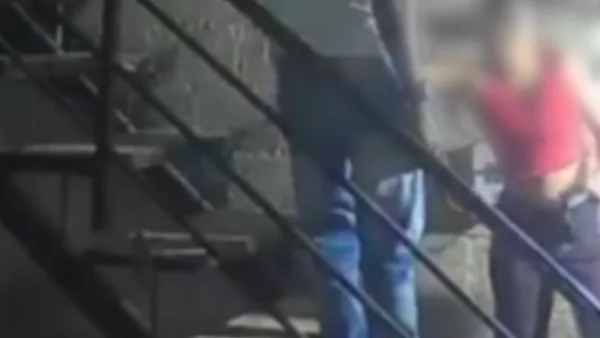 VIDEO | Buscan a sujeto que lanzó por las escaleras a una mujer en Buenaventura