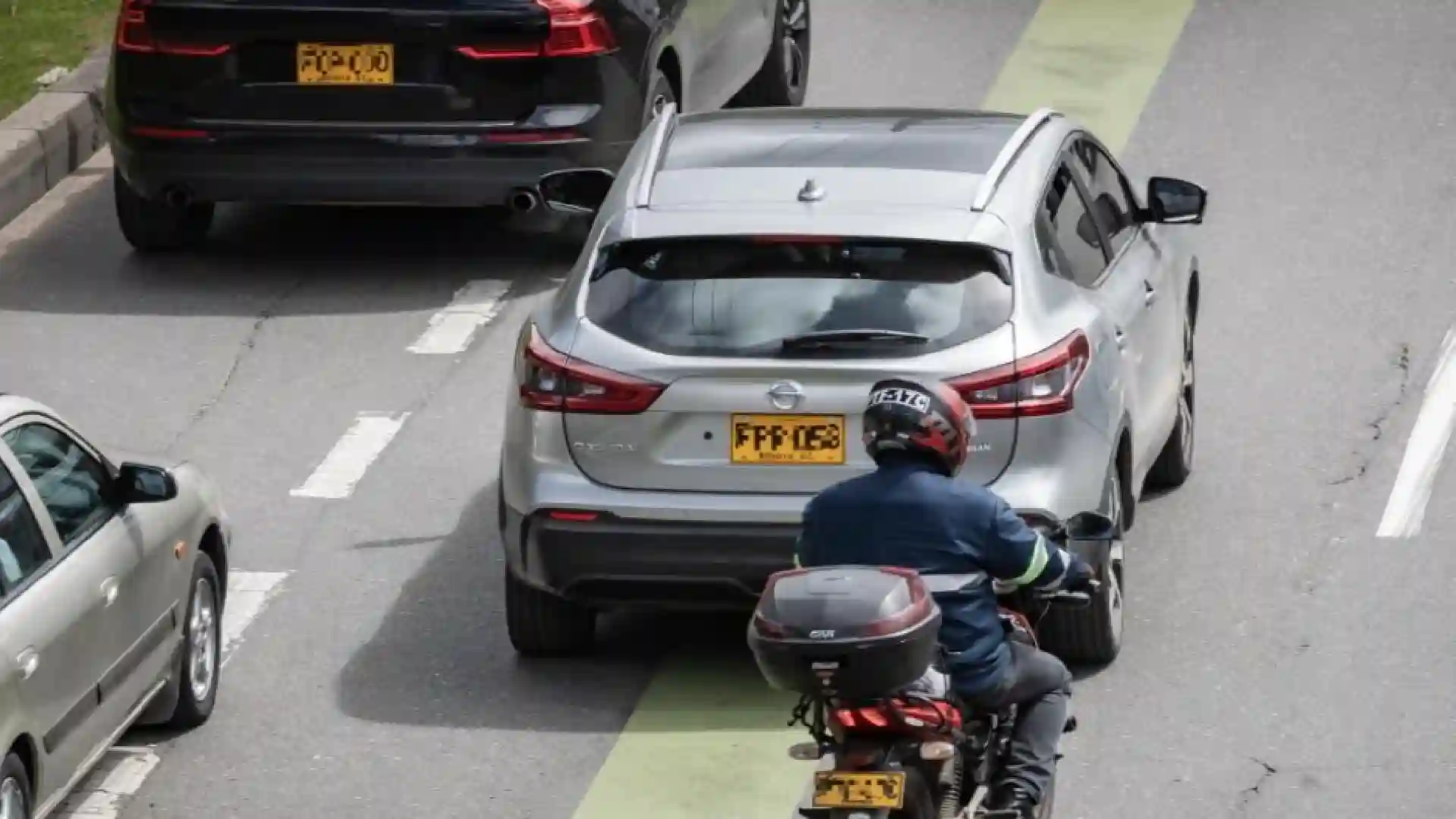 Gobierno subiría hasta 40 % los aranceles a carros y motos a gasolina en Colombia: esta es la razón