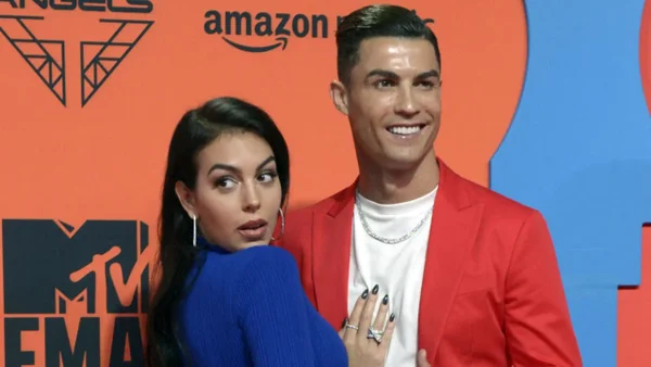 Cristiano Ronaldo y Georgina Rodríguez se comprometen: así luce el lujoso anillo de compromiso Cristiano Ronaldo y Georgina Rodríguez se comprometen: así luce el lujoso anillo de compromiso