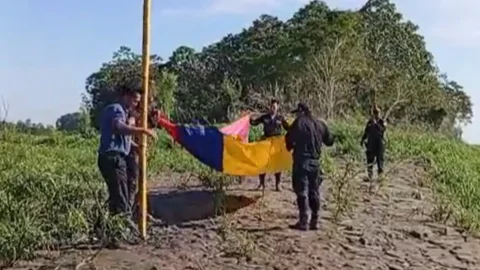 Bandera izada en isla Santa Rosa