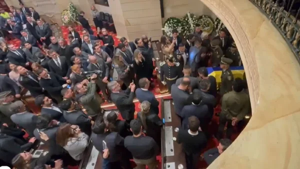 VIDEO | Así fue la llegada del cuerpo de Miguel Uribe al Salón Elíptico del Congreso VIDEO | Así fue la llegada del cuerpo de Miguel Uribe al Salón Elíptico del Congreso