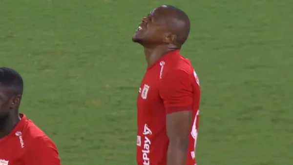 Yerson Candelo protagonizó terrible 'blooper' para América de Cali: autogol ante Fluminense Yerson Candelo protagonizó terrible 'blooper' para América de Cali: autogol ante Fluminense