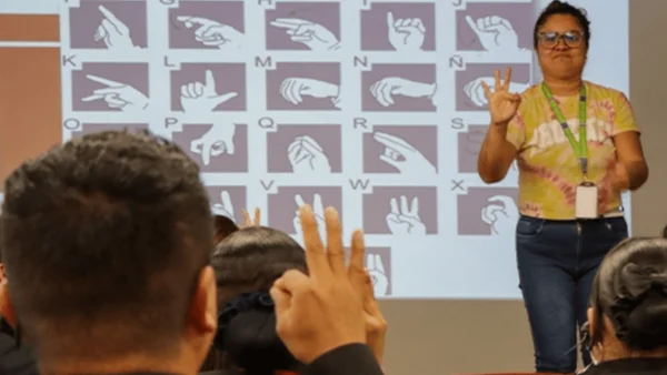 Bogotá: Vigilantes de entidades oficiales empezaron a ser capacitados en lenguaje de señas Bogotá: Vigilantes de entidades oficiales empezaron a ser capacitados en lenguaje de señas