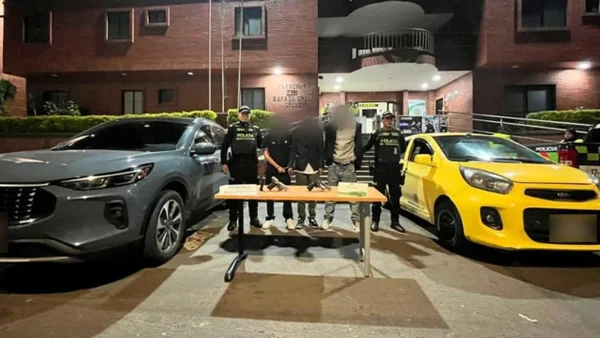 VIDEO | Cayó banda que robó un taxi y lo usó como medio para hurtar otros vehículos en Bogotá VIDEO | Cayó banda que robó un taxi y lo usó como medio para hurtar otros vehículos en Bogotá